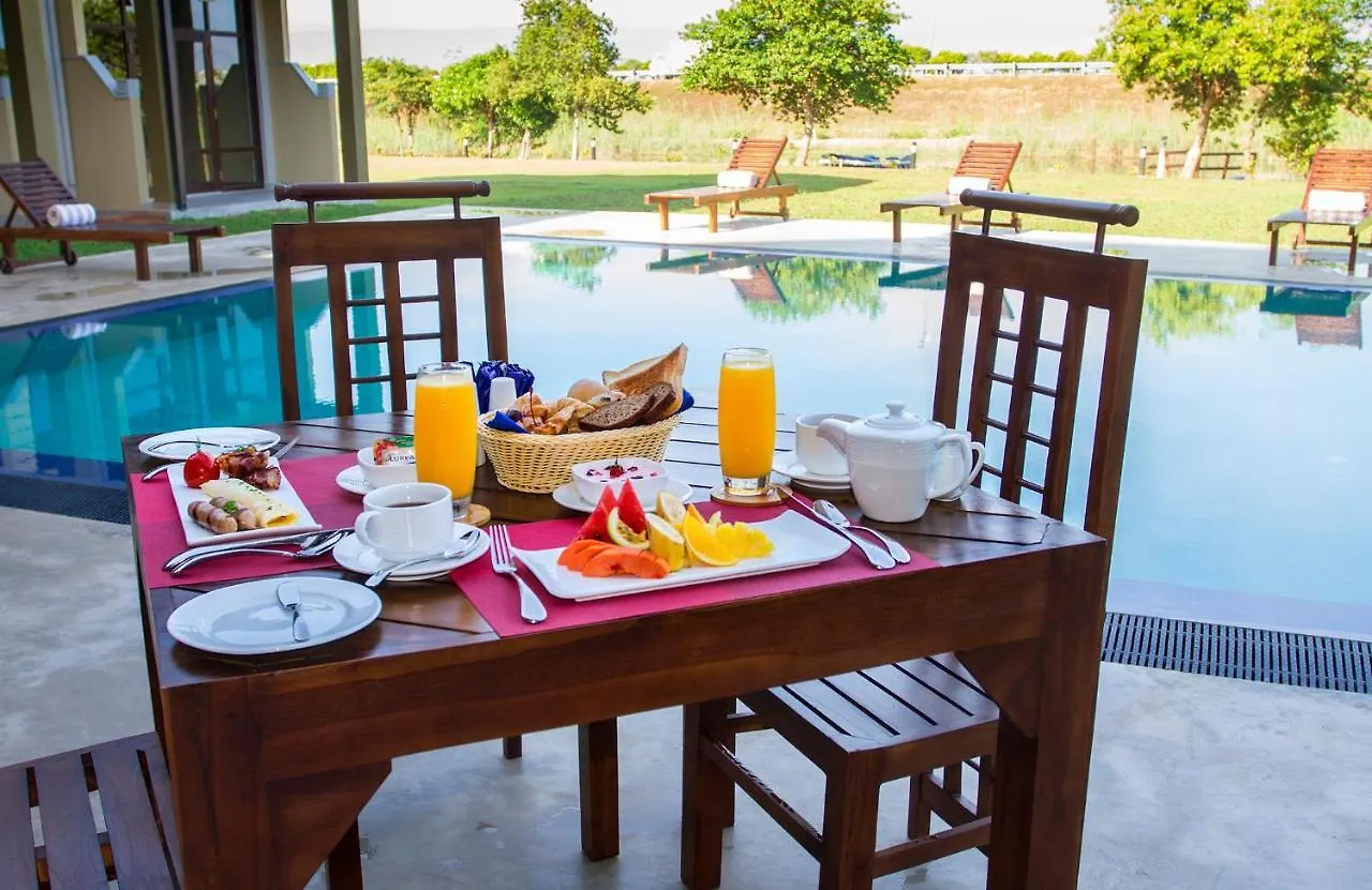 Amora Lagoon Hotel Katunayaka